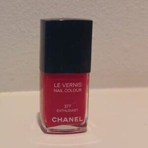 CHANEL NAIL COLOUR LE VERNIS - 377 ENTHUSIAST Classic Red